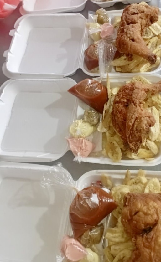 Plato de pollo frito con tajadas y aderezos