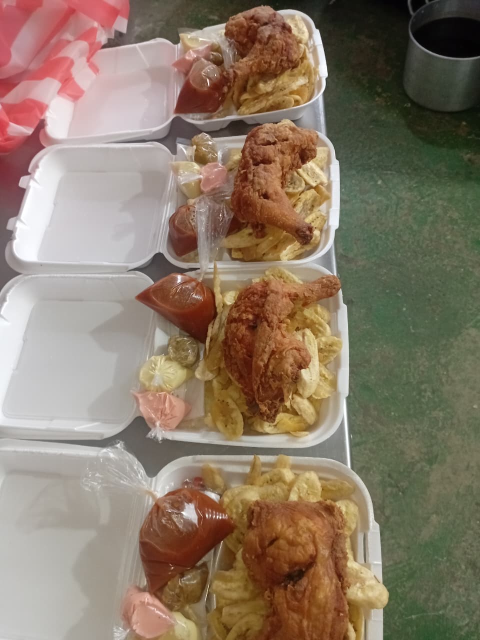 Plato de pollo frito con tajadas y aderezos