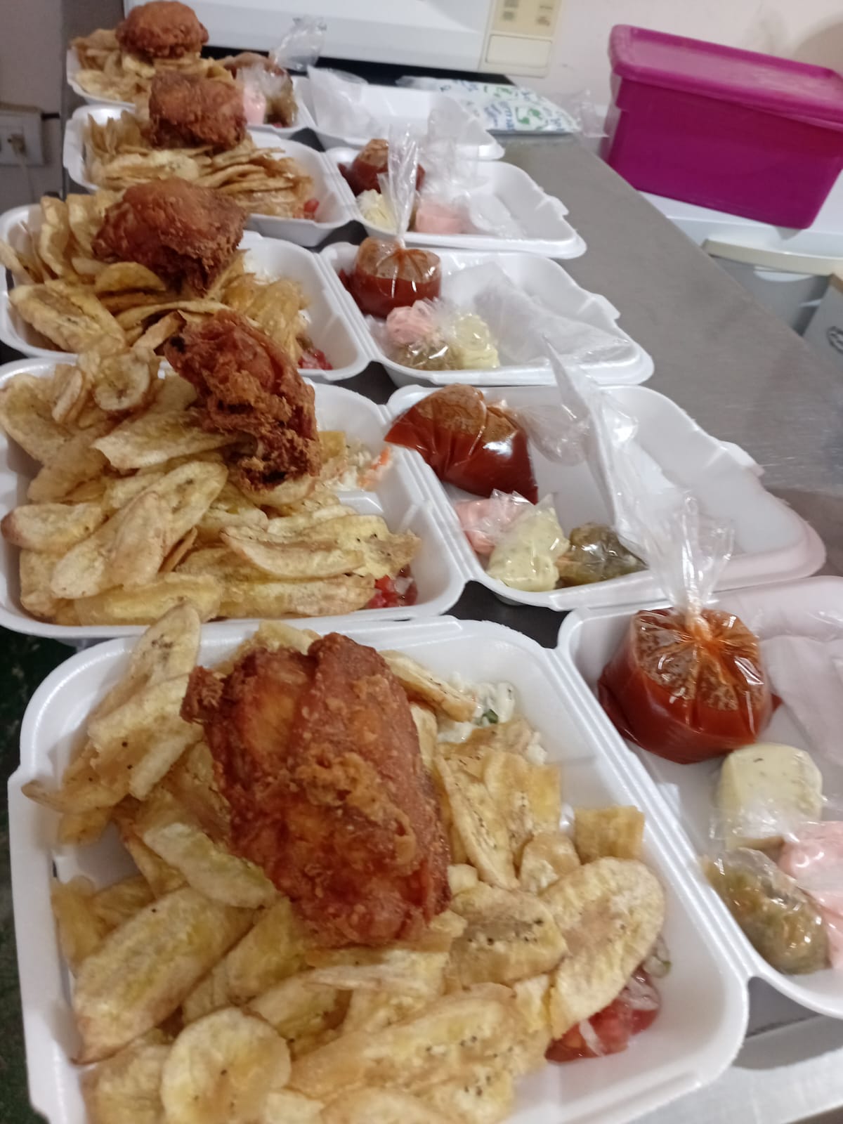 Órdenes de pollo frito con tajadas para llevar