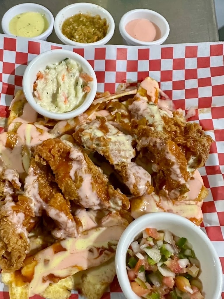 Chicken fingers con aderezos y chimol